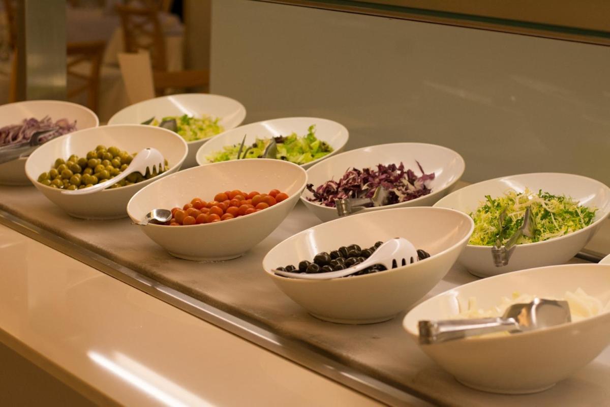 Comida en o cerca de este hotel