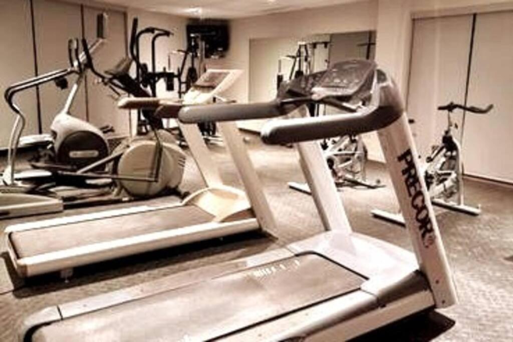 Cozy Spacious 1-BDR Studio #8. FREE Parking - Housity