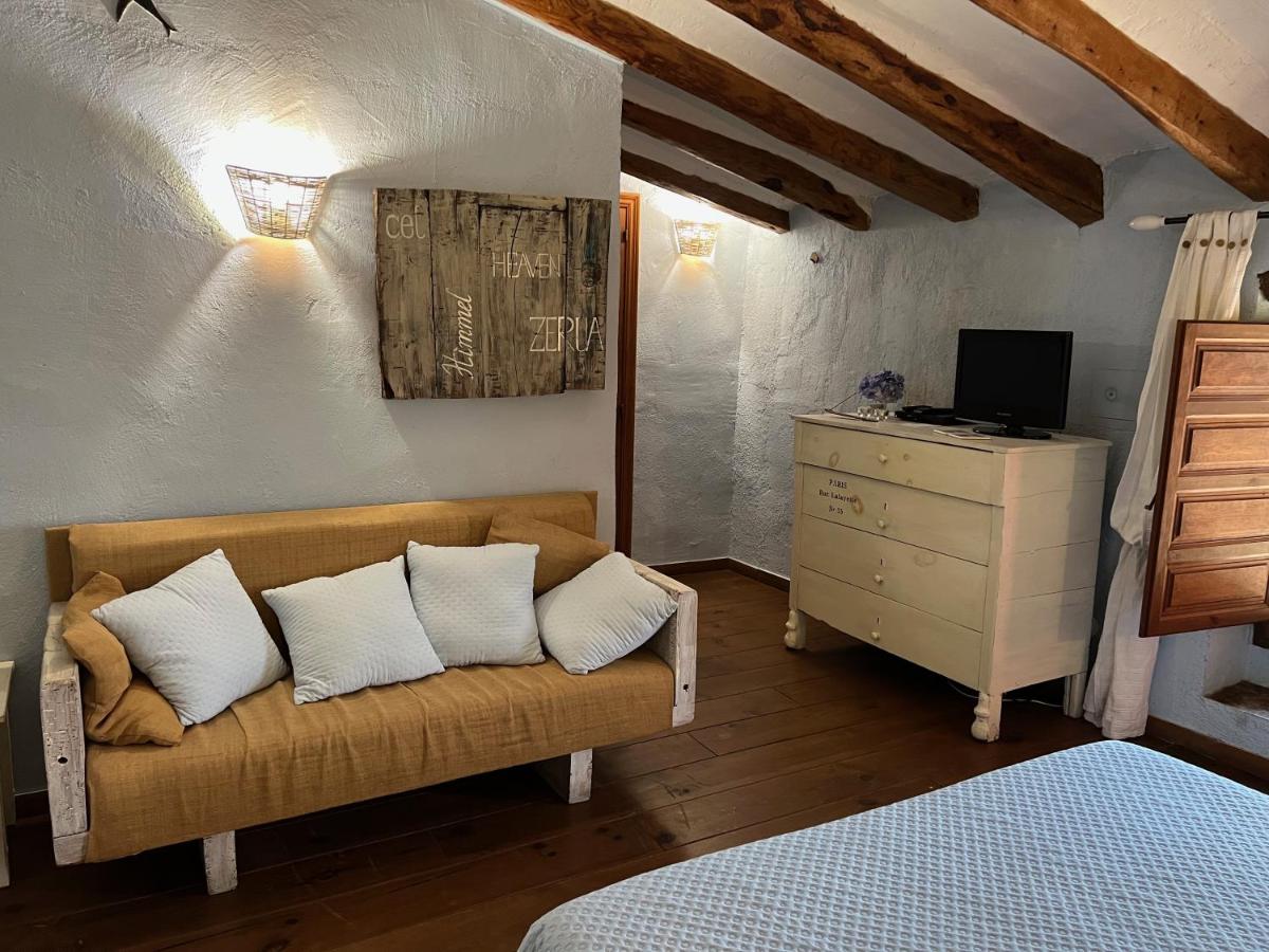 Una televisión o centro de entretenimiento en Les Vinyes Alojamiento Rural Boutique & SPA