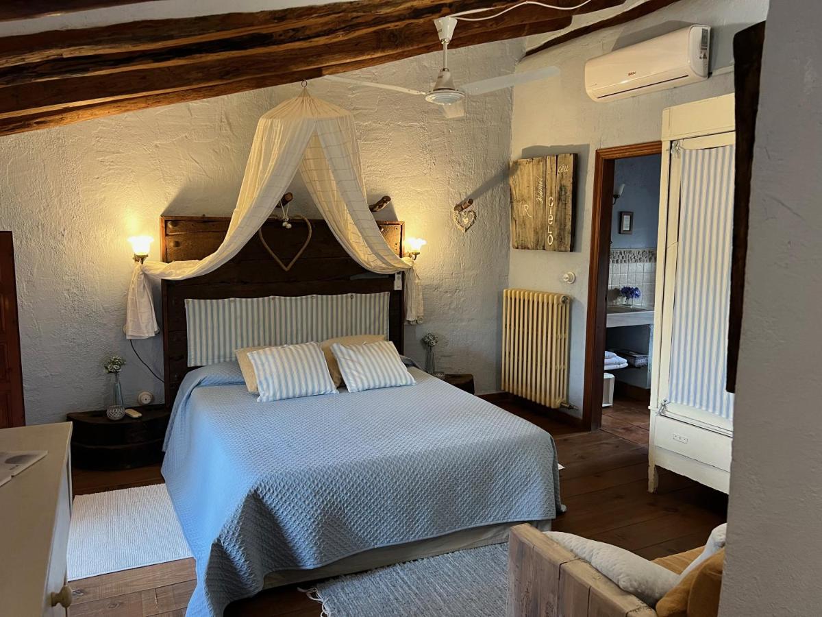 Cama o camas de una habitación en Les Vinyes Alojamiento Rural Boutique & SPA