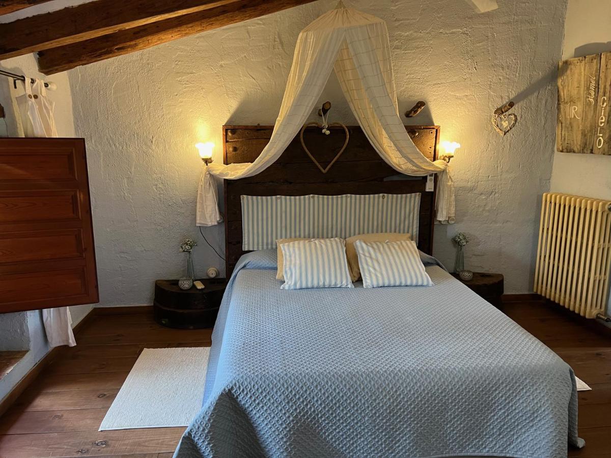Cama o camas de una habitación en Les Vinyes Alojamiento Rural Boutique & SPA