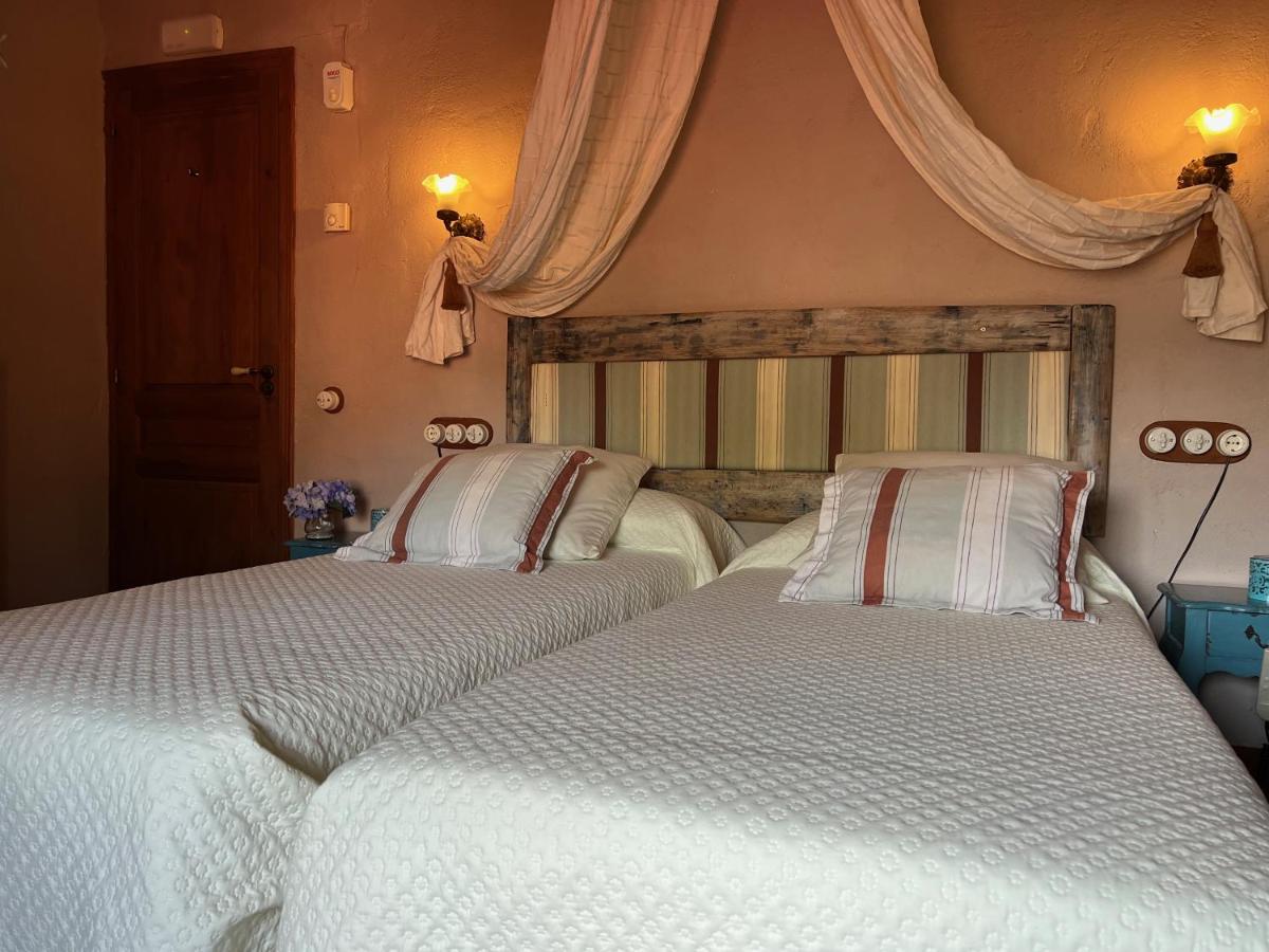 Cama o camas de una habitación en Les Vinyes Alojamiento Rural Boutique & SPA