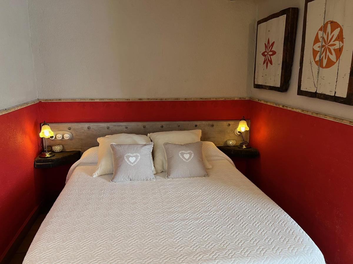 Cama o camas de una habitación en Les Vinyes Alojamiento Rural Boutique & SPA