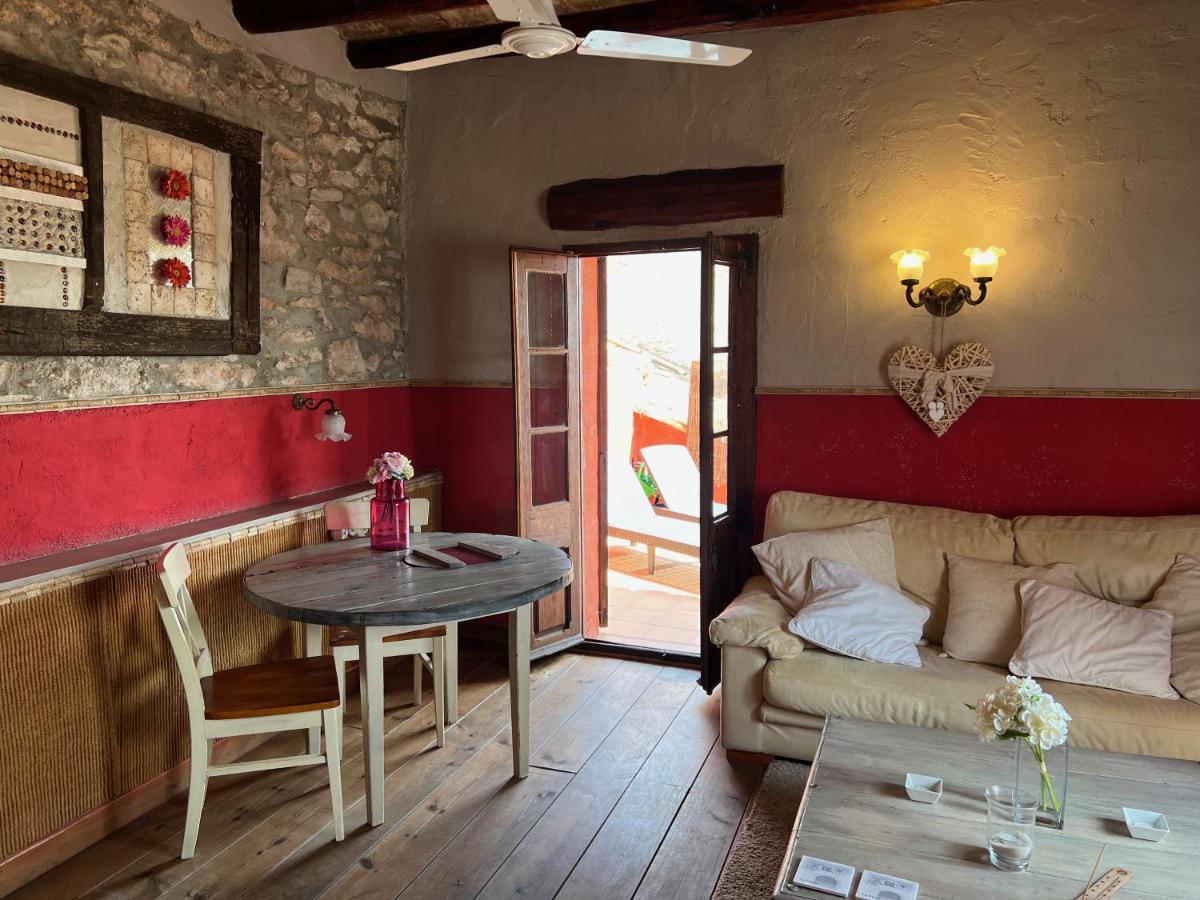 Zona de estar de Les Vinyes Alojamiento Rural Boutique & SPA