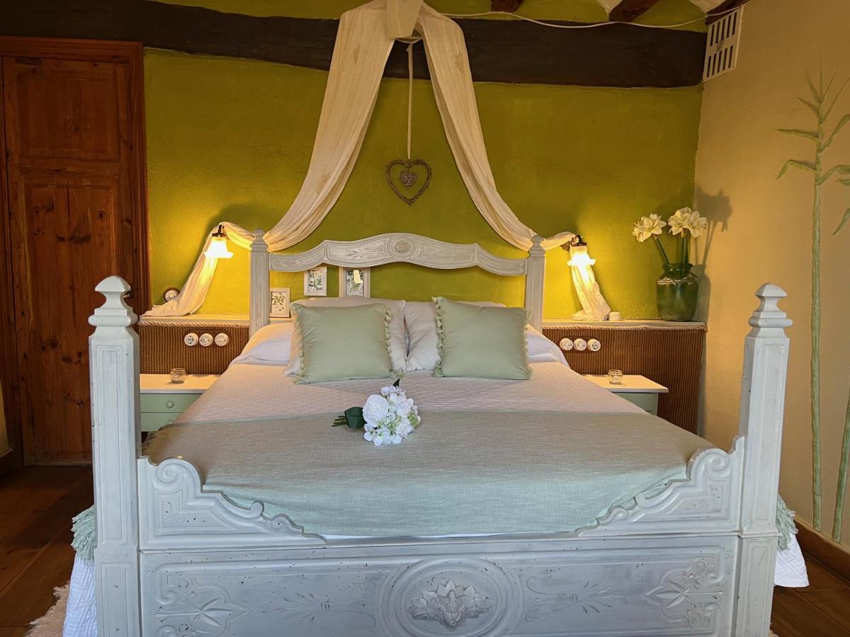 Cama o camas de una habitación en Les Vinyes Alojamiento Rural Boutique & SPA