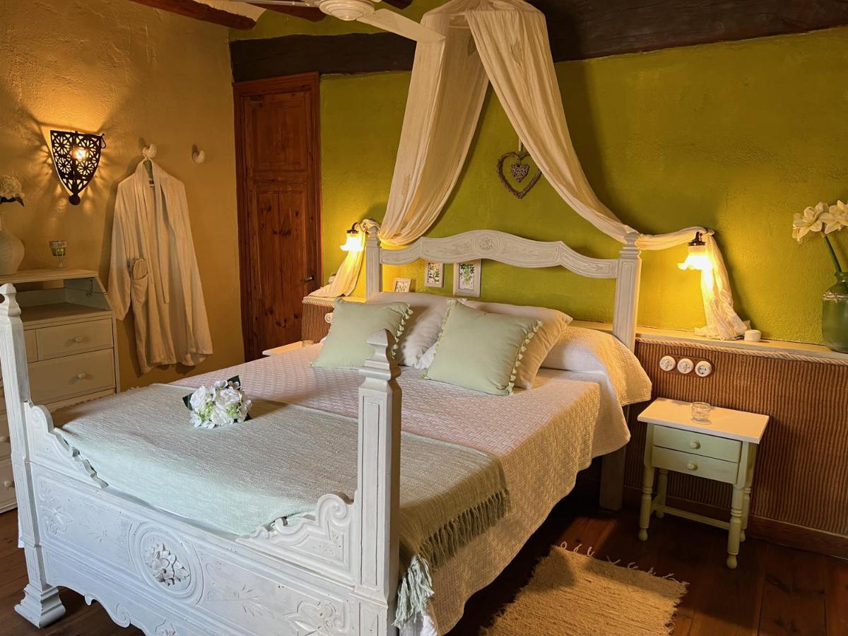 Cama o camas de una habitación en Les Vinyes Alojamiento Rural Boutique & SPA