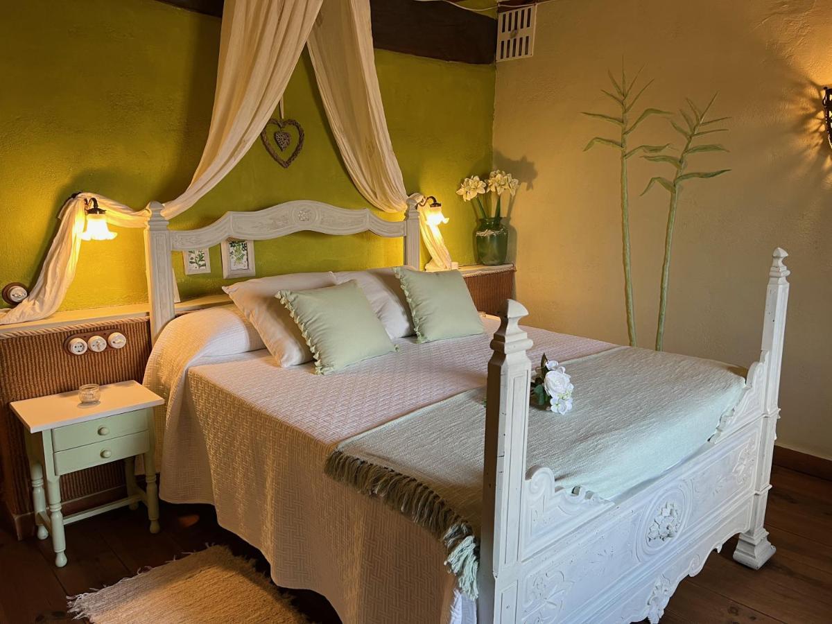 Cama o camas de una habitación en Les Vinyes Alojamiento Rural Boutique & SPA