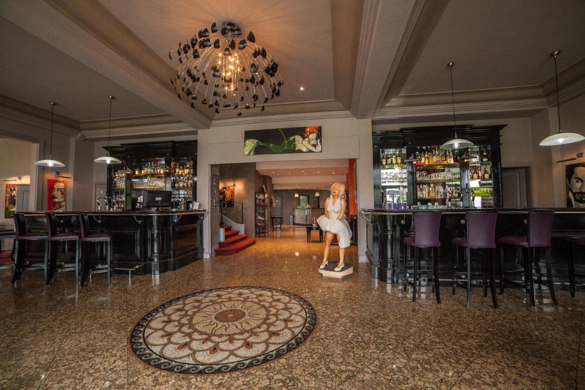 Salon ou bar de l'établissement Hôtel Beau Rivage