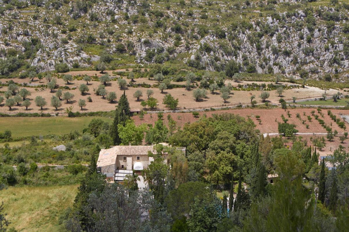 una vista aérea de una casa en un campo en L’Hermitage Hotel & Spa, en Orient
