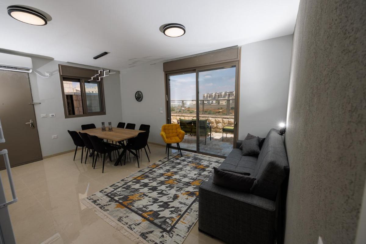 שקט על הנוף - עם מתחם בריכה וג'קוזי - Housity