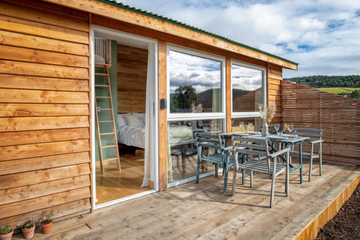 Alba - Charming boutique forest view cabin with hot tub in Ballater - Housity