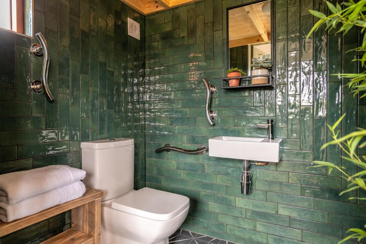 Alba - Charming boutique forest view cabin with hot tub in Ballater - Housity