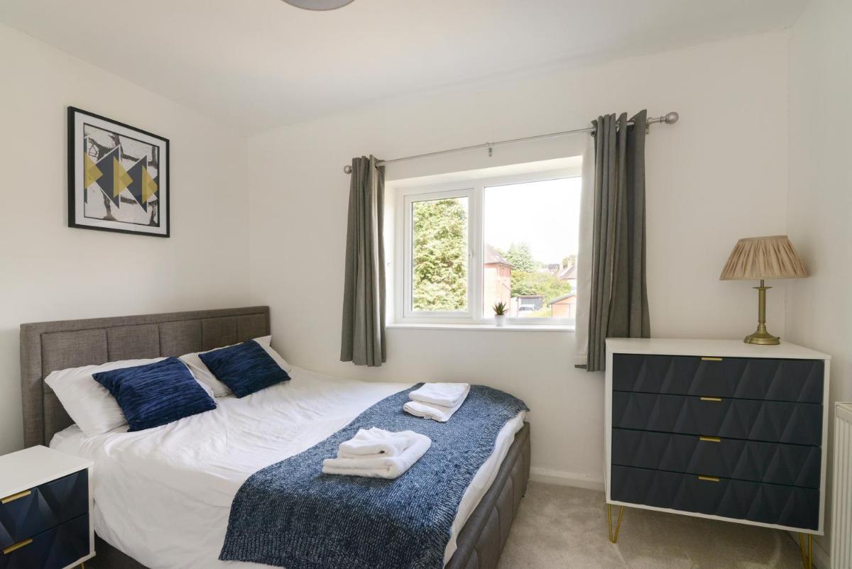 Alderton House - Spacious 3 Bed with Parking - Housity