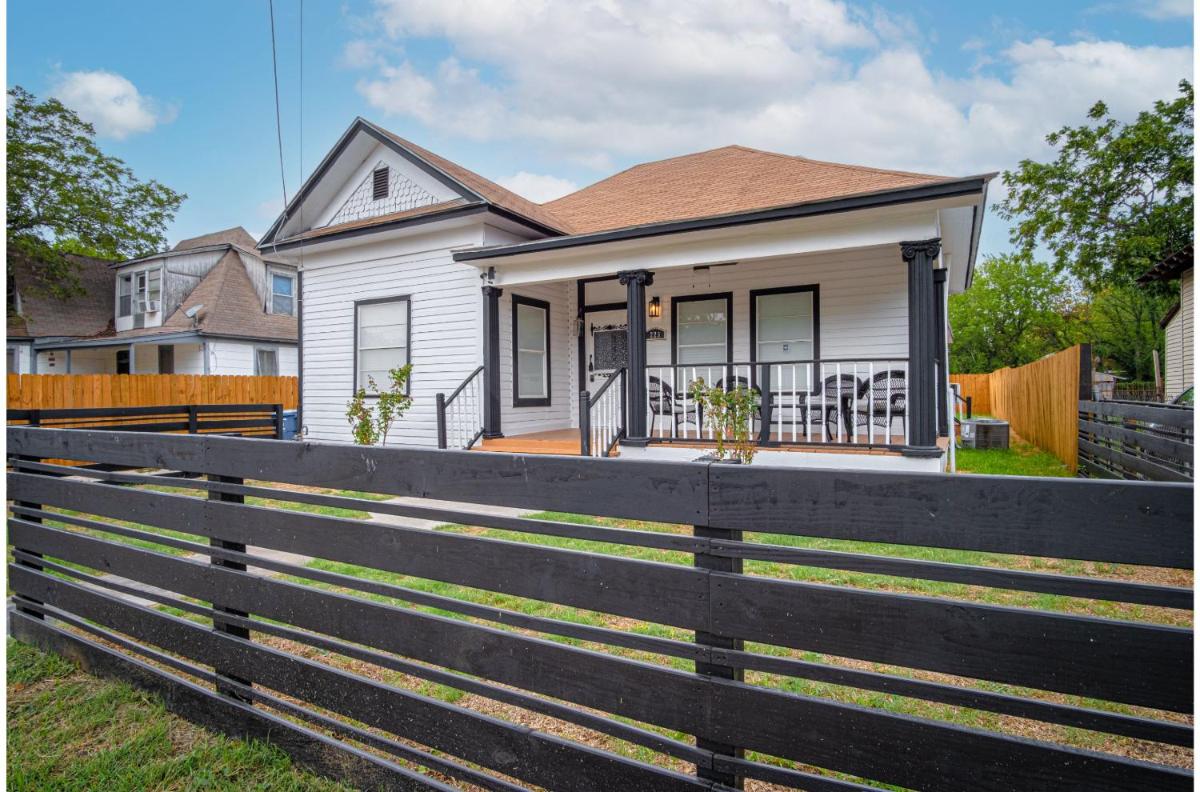 Spacious 4 BR Home Near River Walk 6 mins drive - Housity