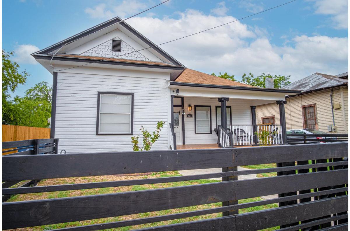 Spacious 4 BR Home Near River Walk 6 mins drive - Housity