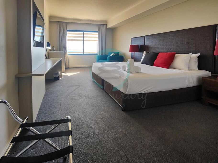 ZEN88 ESPLANADE: Hotel Suite w/ Ocean/Sunset Views - Housity