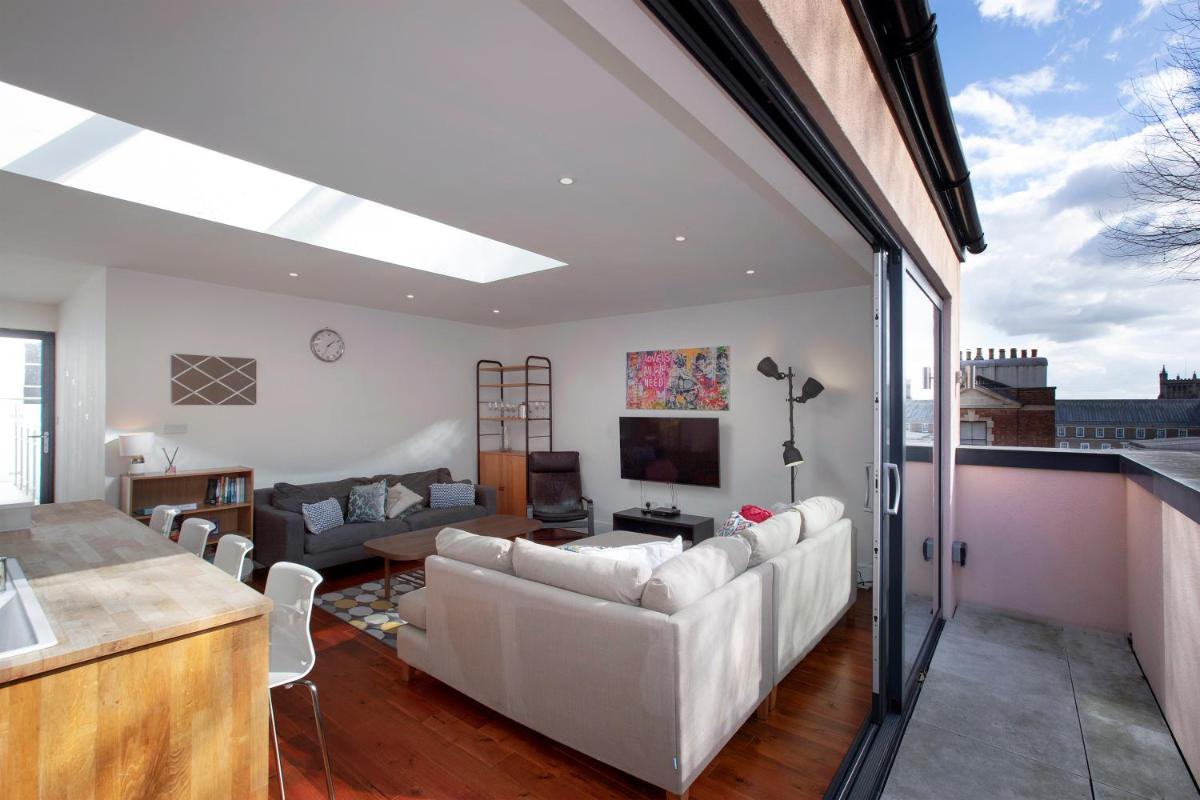 Large family, city centre Coach House - Housity