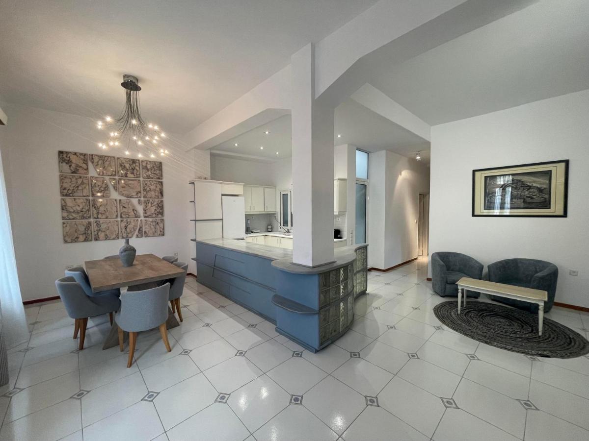 Dr. J. Spon Apartment - Housity