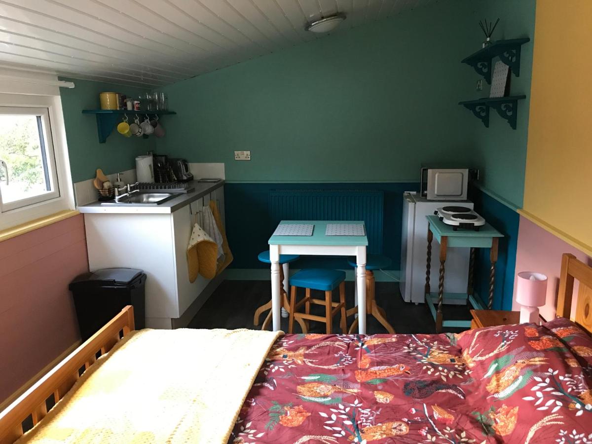 Poplar Lodge, Dee Valley Stays - cosy microlodge with detached private shower & WC - Housity