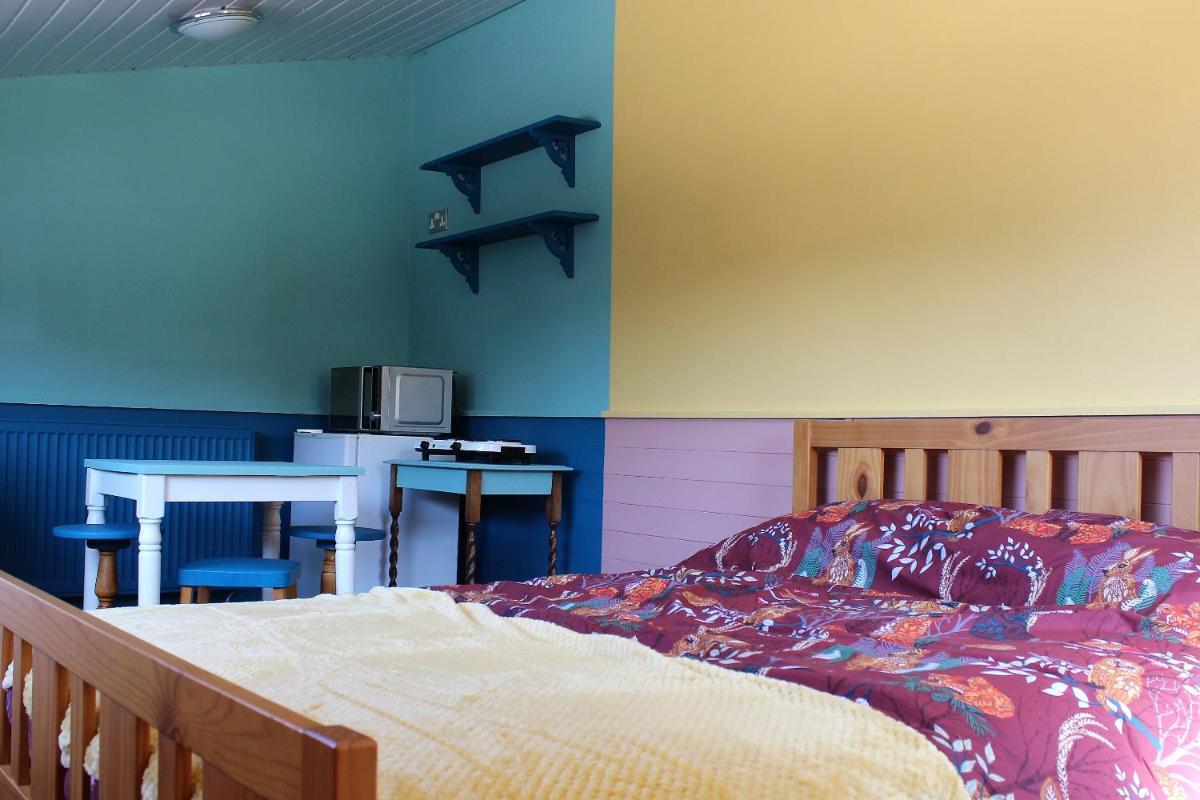 Poplar Lodge, Dee Valley Stays - cosy microlodge with detached private shower & WC - Housity