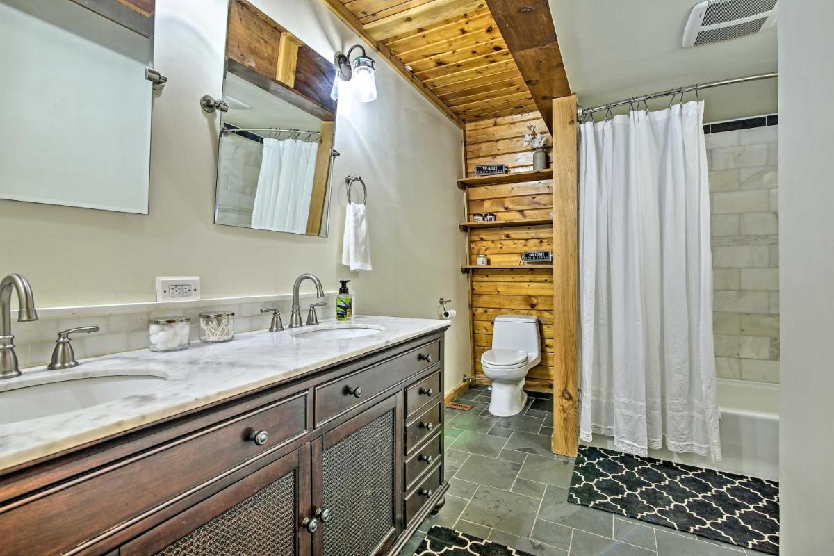Walk to Tuttle Creek Lake Secluded Scenic Retreat - Housity