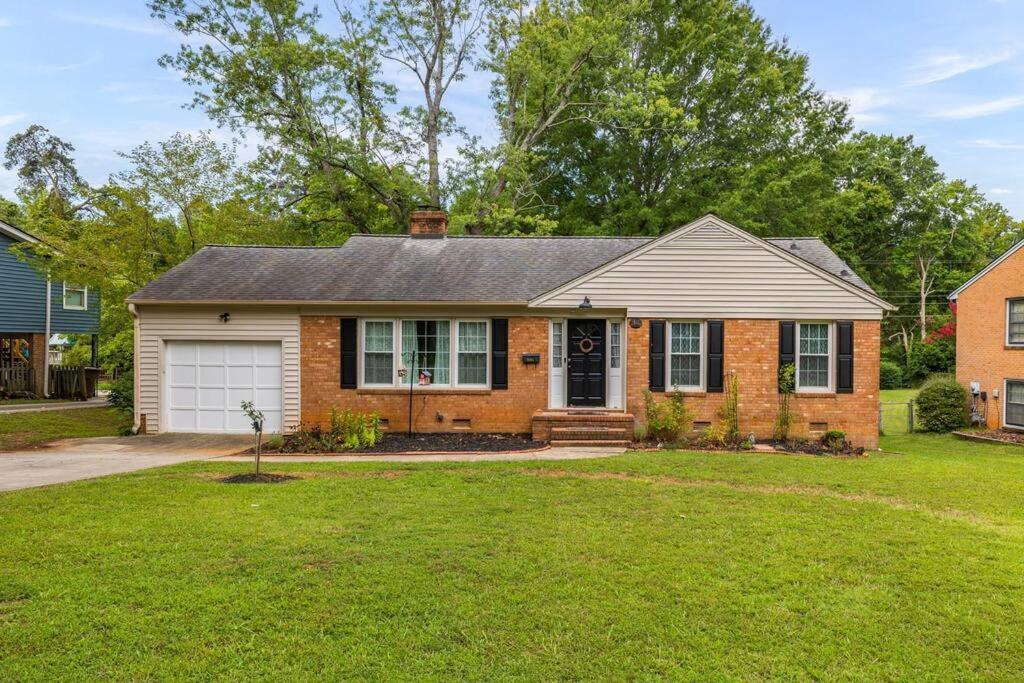 Lovely farmhouse in the heart of Greensboro - Housity