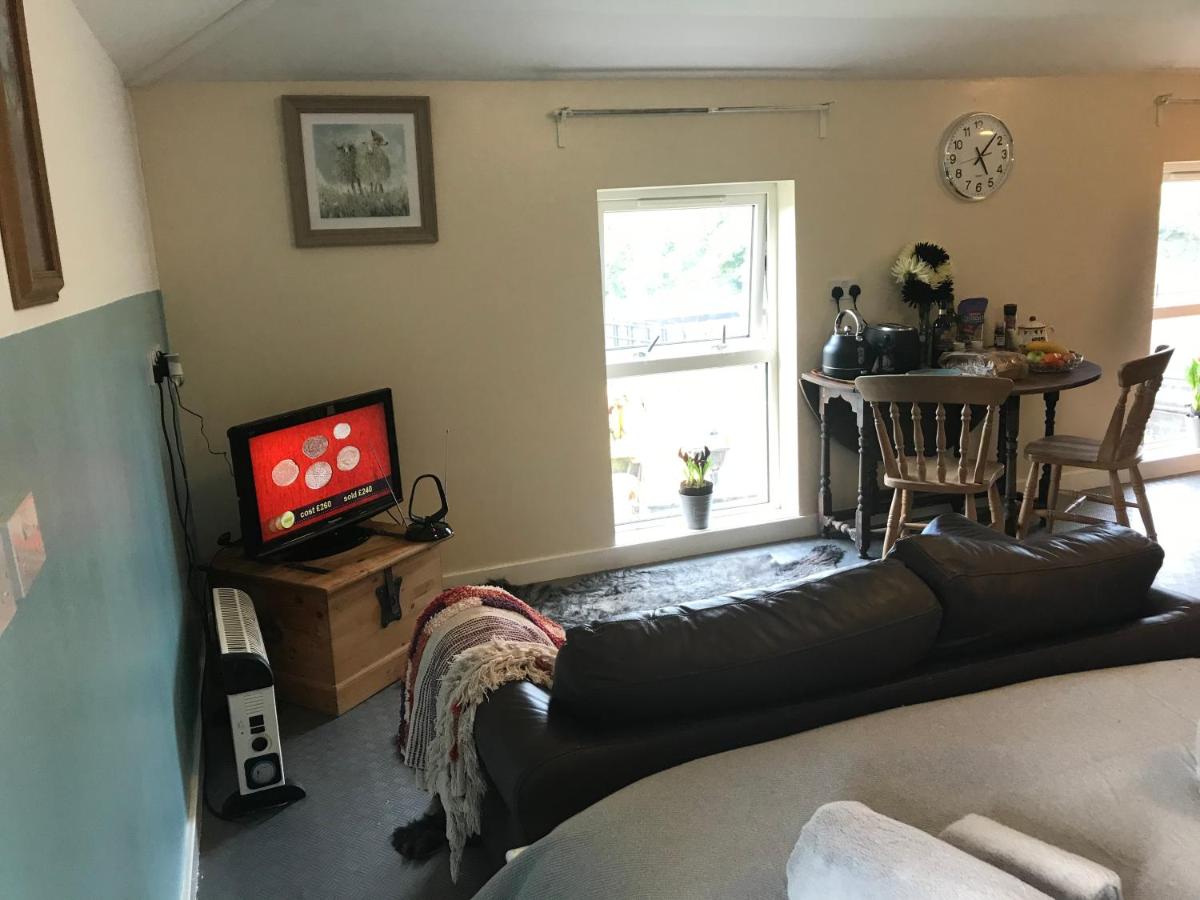 Allspheres Farm Holidays Studio Apartment in the Heart of a Working Farm - Housity