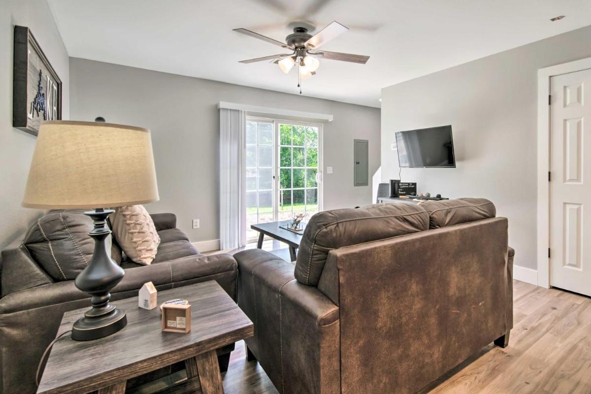 Airy Townhome Close to Kayaking and Boating! - Housity