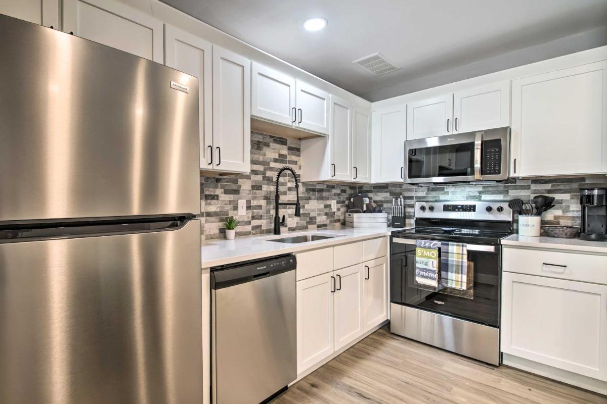 Airy Townhome Close to Kayaking and Boating! - Housity