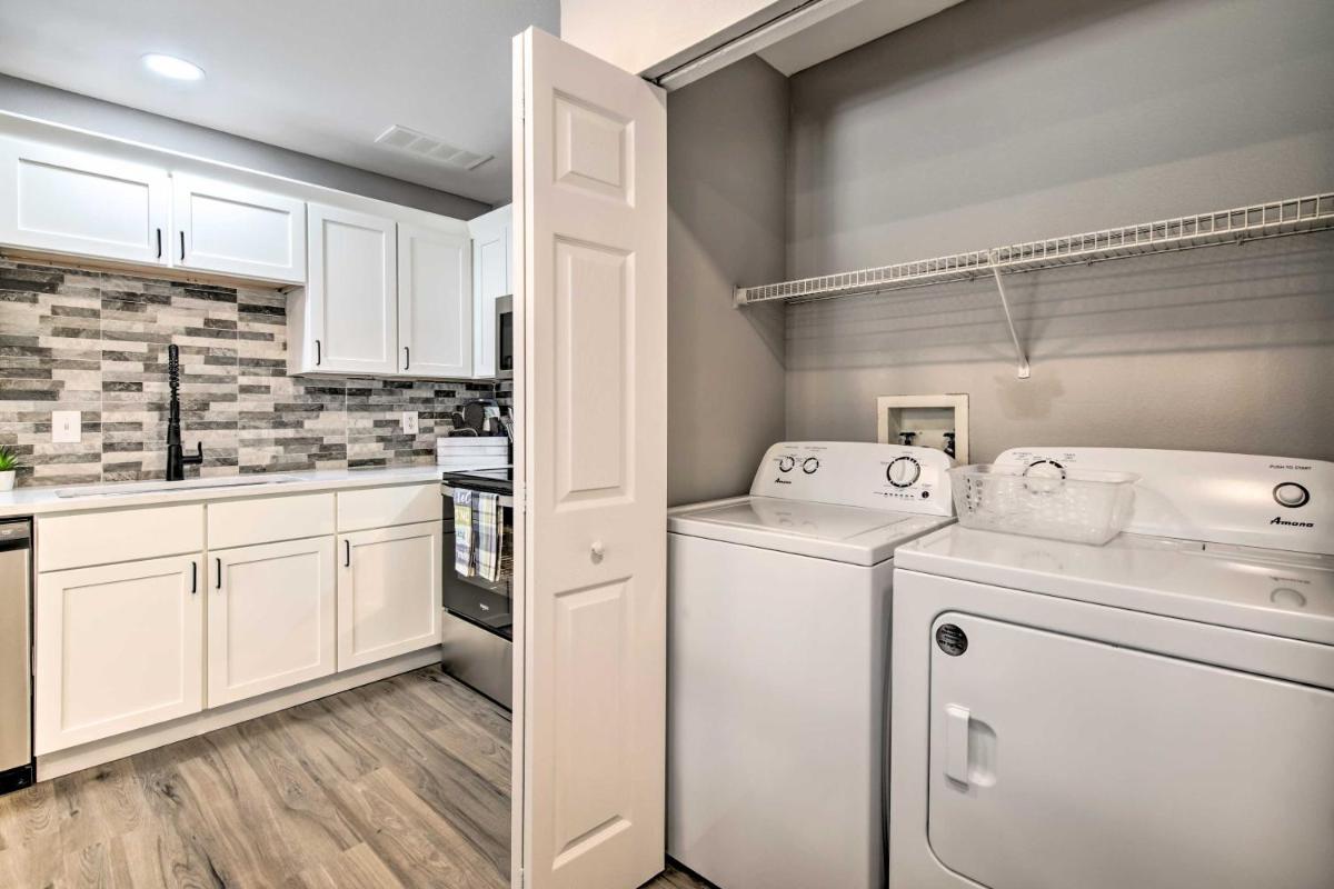 Airy Townhome Close to Kayaking and Boating! - Housity