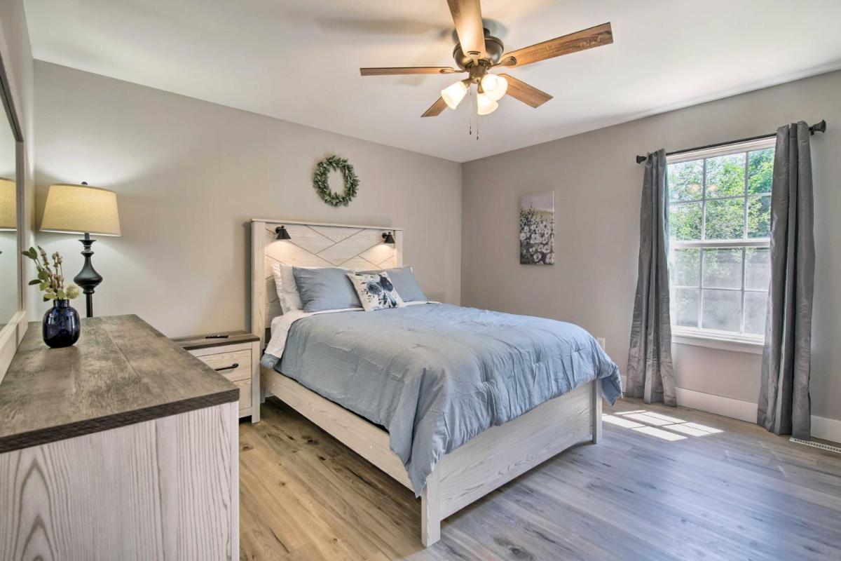 Airy Townhome Close to Kayaking and Boating! - Housity