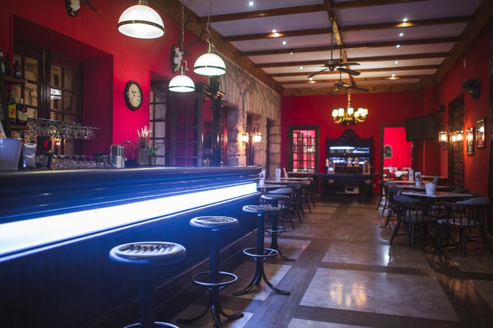 El salón o zona de bar de Balneario de Corconte