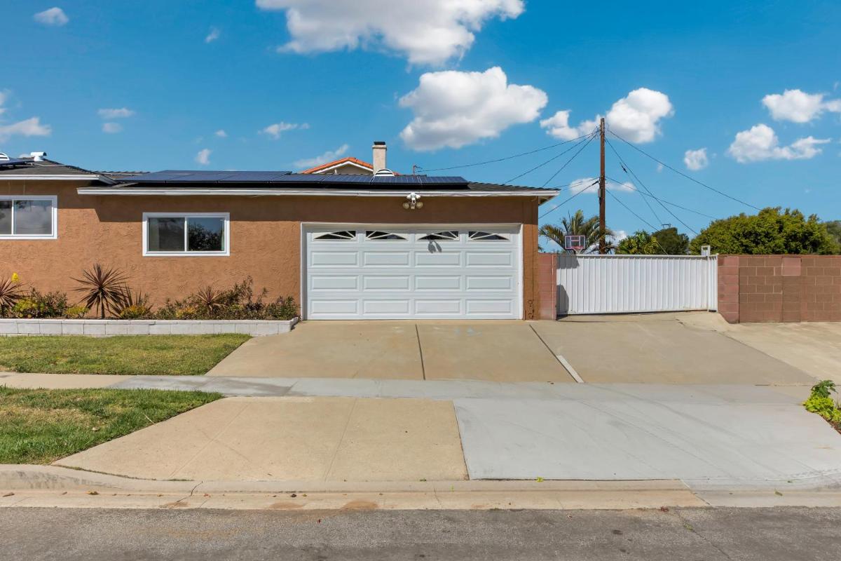 LUX -- A Perfect Home in South Bay 10 Mins to Beaches - Housity
