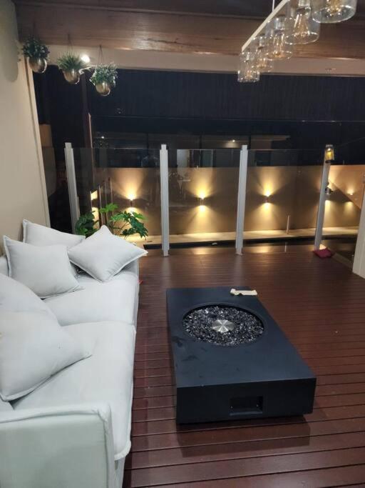 Contemporary 5 bedroom Villa With Pool - Housity