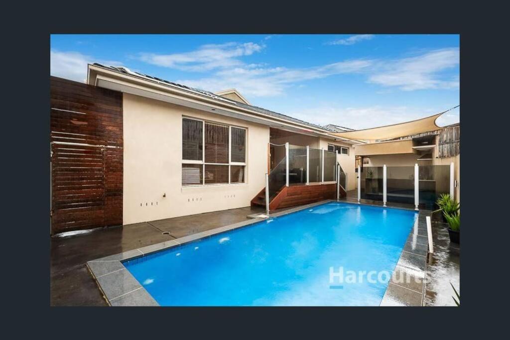 Contemporary 5 bedroom Villa With Pool - Housity