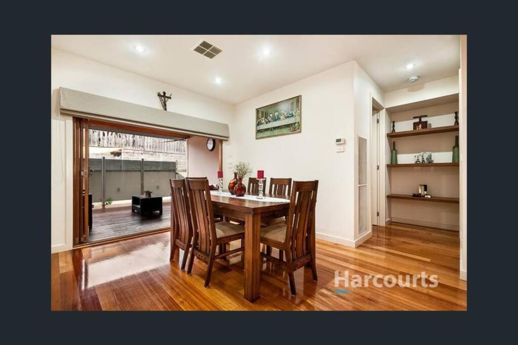 Contemporary 5 bedroom Villa With Pool - Housity