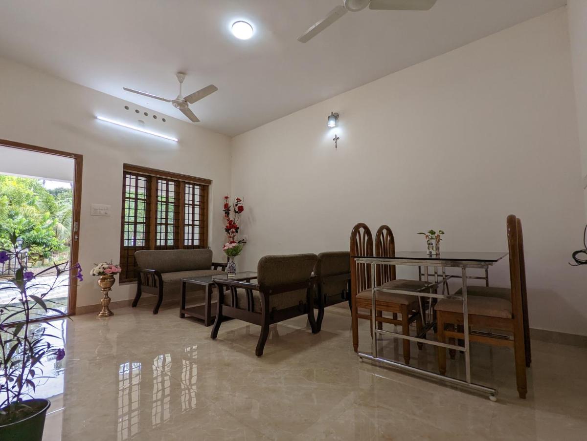 1 Bedroom facing paddy fields Pullur, Irinjalakuda - Housity