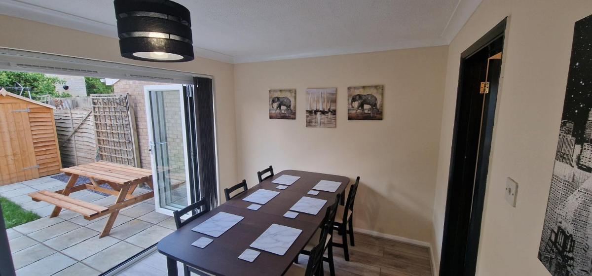 Shirley L, Milton, Cambridge, 4 BR House, Newly Refurbished - Housity