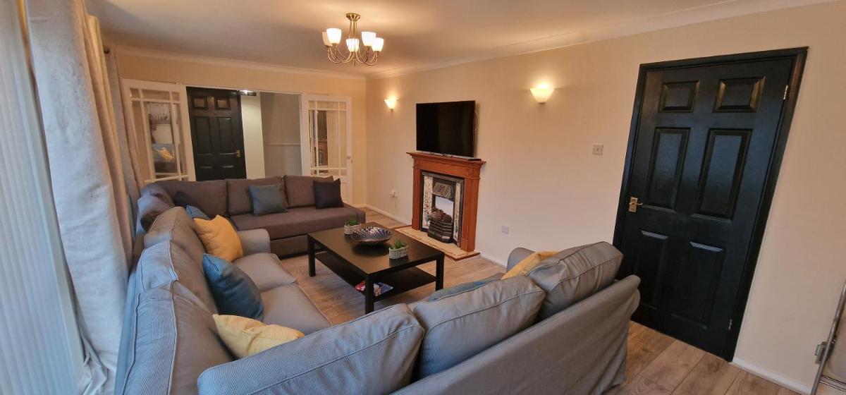 Shirley L, Milton, Cambridge, 4 BR House, Newly Refurbished - Housity