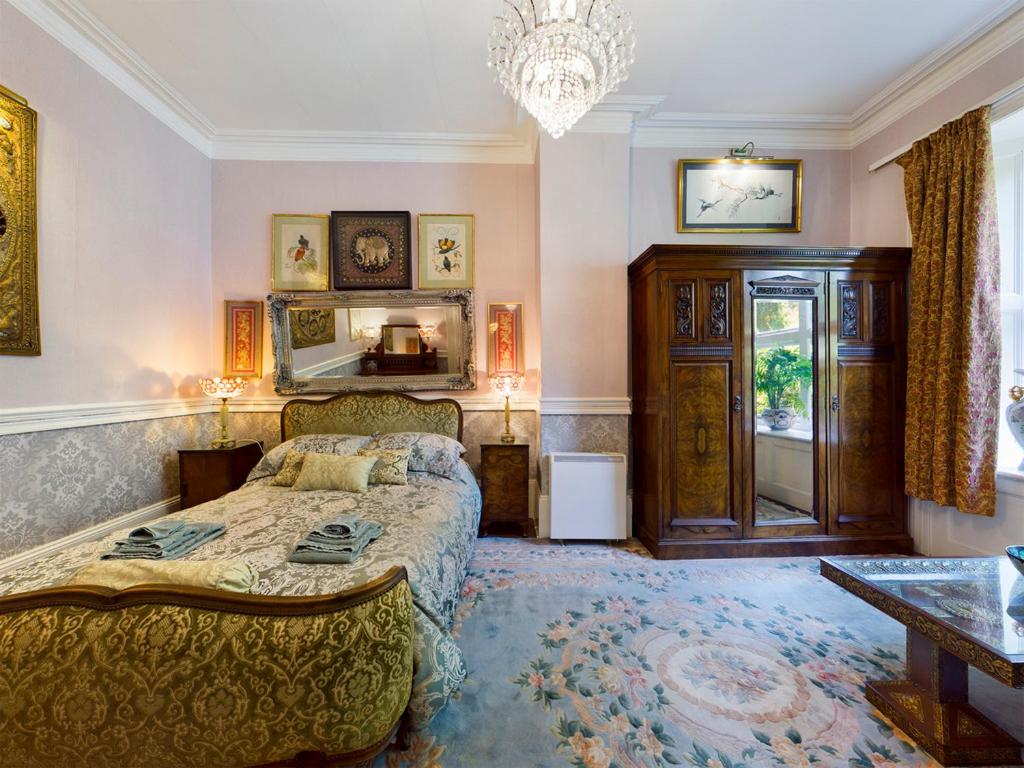 Luxurious Apartment in Historic Mansion - Sleeps 7 - Housity