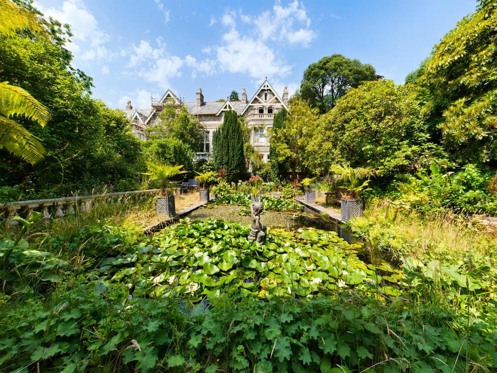 Luxurious Apartment in Historic Mansion - Sleeps 7 - Housity