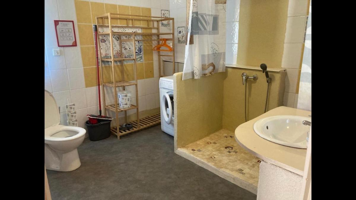 Appartement indépendant, terrasse couverte, rouge - Housity