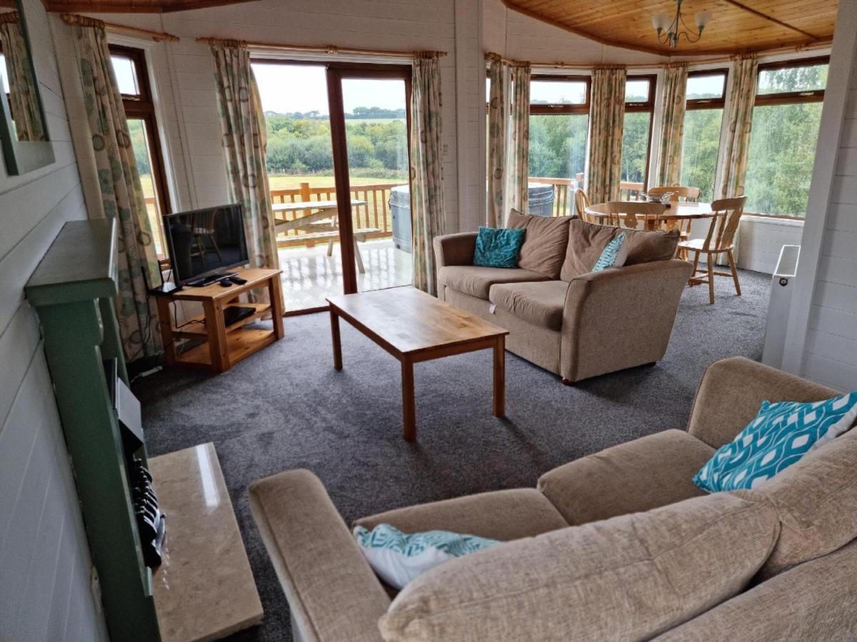 WILLOW Lodge with hot tub - relaxing and peaceful with lovely walk to private fishing lakes - Housity
