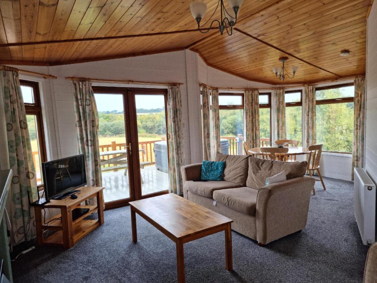 WILLOW Lodge with hot tub - relaxing and peaceful with lovely walk to private fishing lakes - Housity
