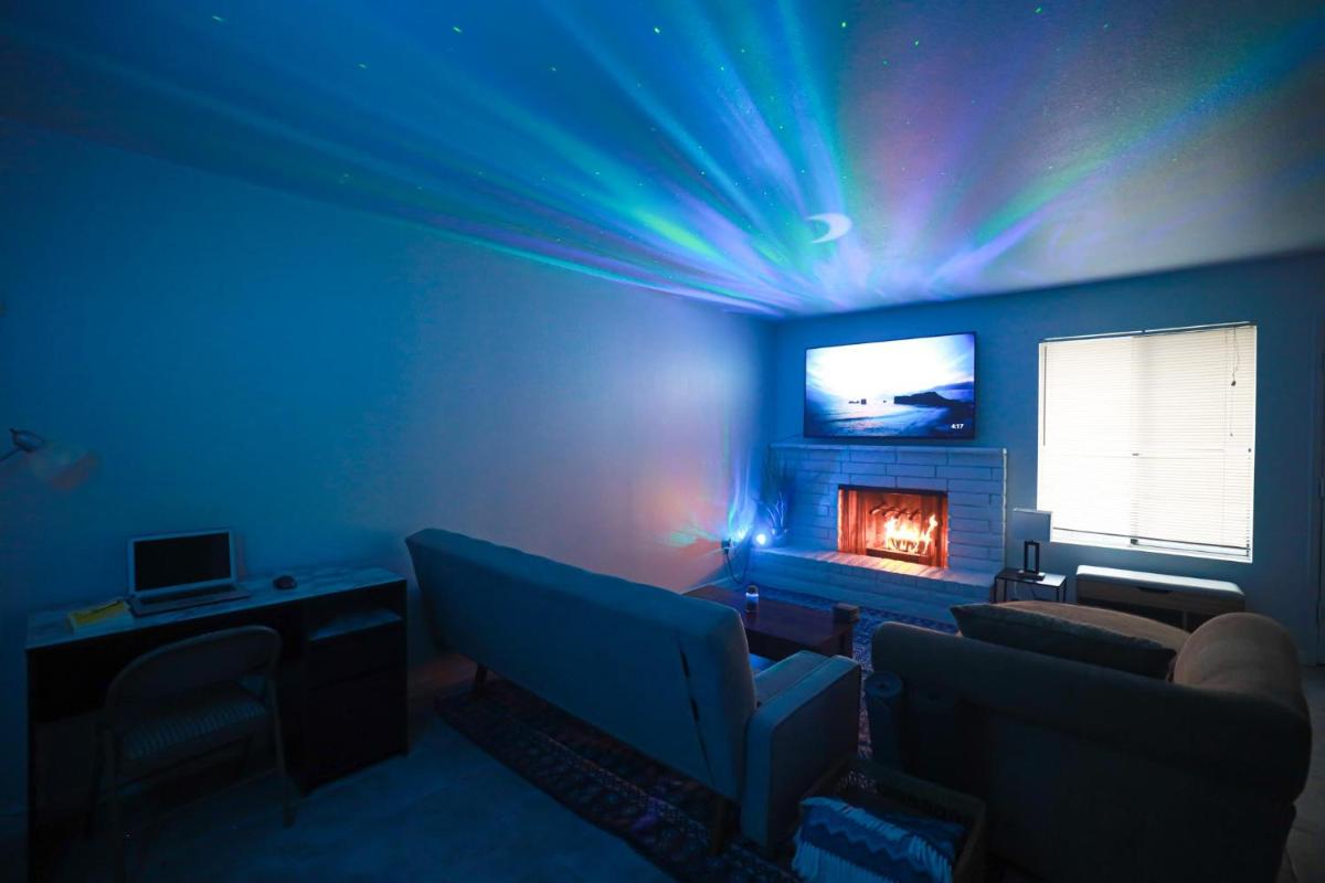 Beautifully Lit Roomy 2BD Townhome Perfect for Travel Workers - Housity