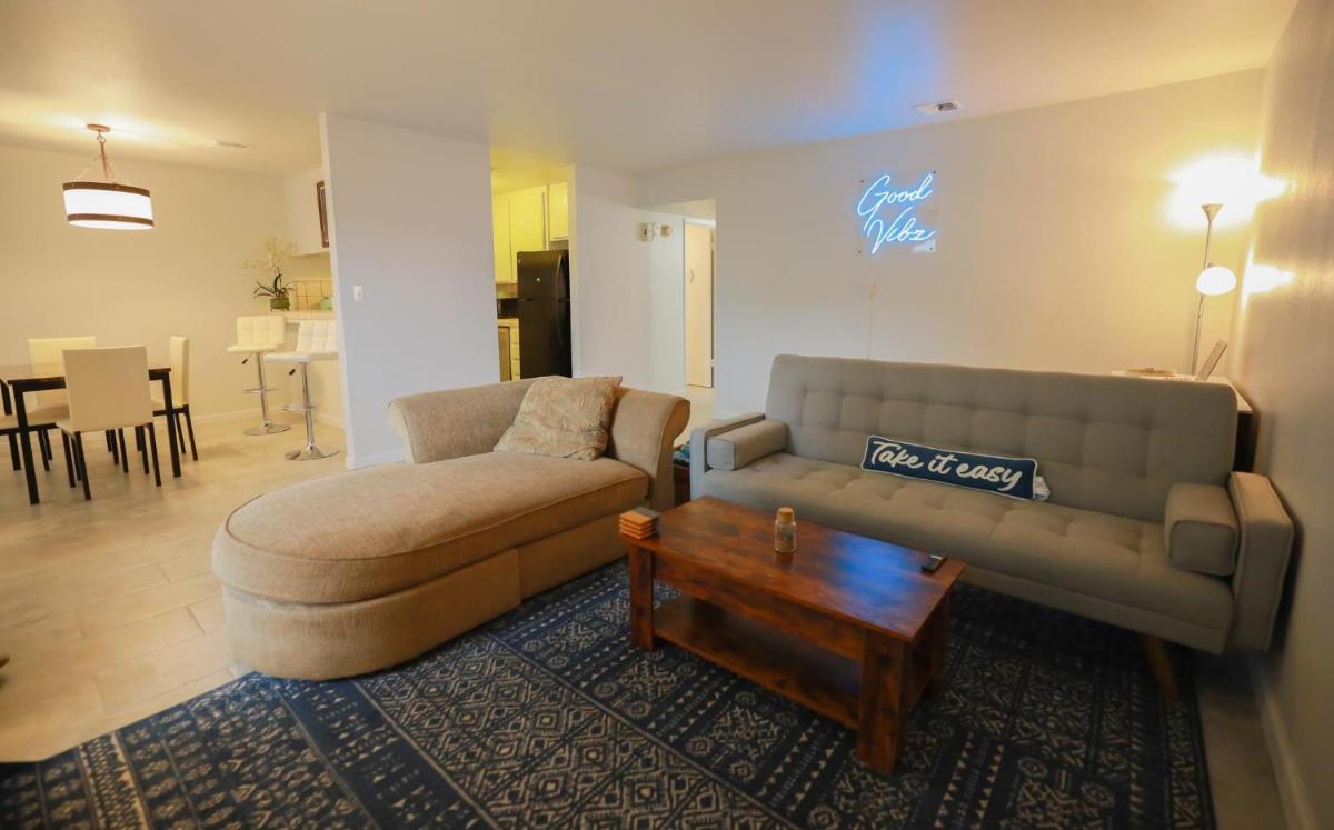 Beautifully Lit Roomy 2BD Townhome Perfect for Travel Workers - Housity