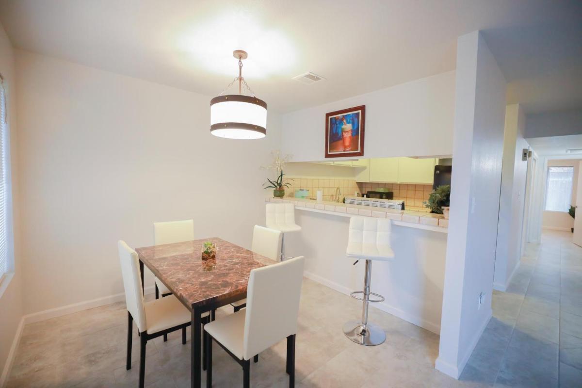 Beautifully Lit Roomy 2BD Townhome Perfect for Travel Workers - Housity