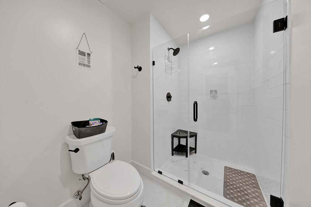 Rare 1 BR in the Heart of DT B'Ham w/RoofTop View - Housity