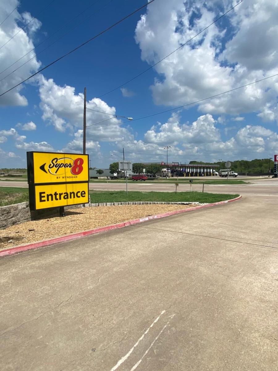 Super 8 by Wyndham Terrell - Housity