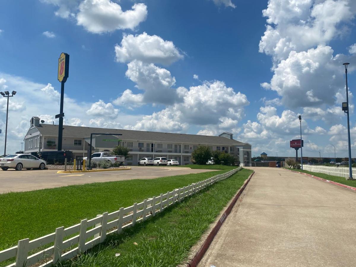 Super 8 by Wyndham Terrell - Housity